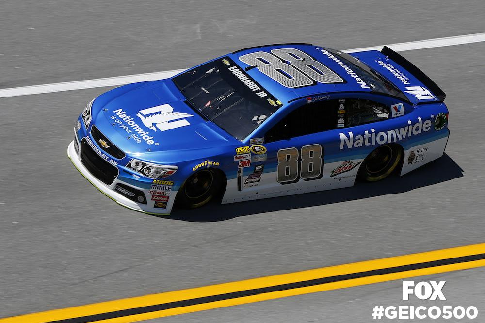 NASCAR's tweet photo. It's @DaleJr back to the lead! 

64 to go.

📺: FOX
💻: http://t.co/U03MzFXuuv  
#GEICO500 http://t.co/6na1H2Dt17