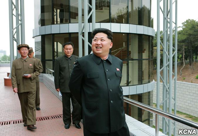 النشاطات العسكريه للزعيم الكوري الشمالي كيم جونغ اون .......متجدد  - صفحة 2 CEGyCtnXIAA3UmT