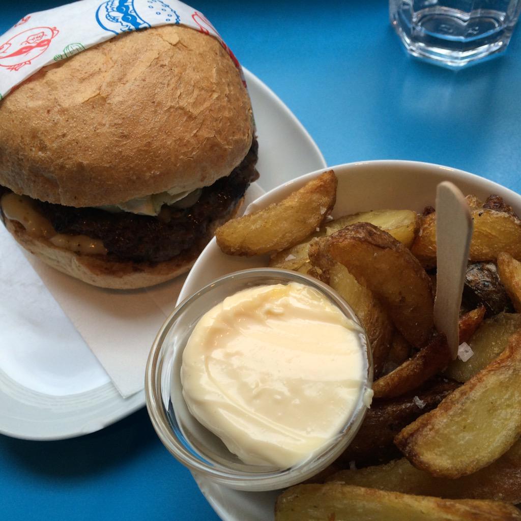 foodanddessert's tweet photo. I'd fly back to #Oslo just for @Illegalburger! Fries finished on charcoal grill with homemade garlic aioli dip. Yum! http://t.co/pPONPm0xlo
