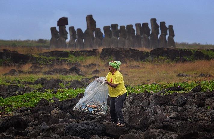 latercera's tweet photo. Hasta 25 mil toneladas de plásticos anuales se arrojan al mar desde Chile http://t.co/f7maXBa2HS http://t.co/31KCIiucV4