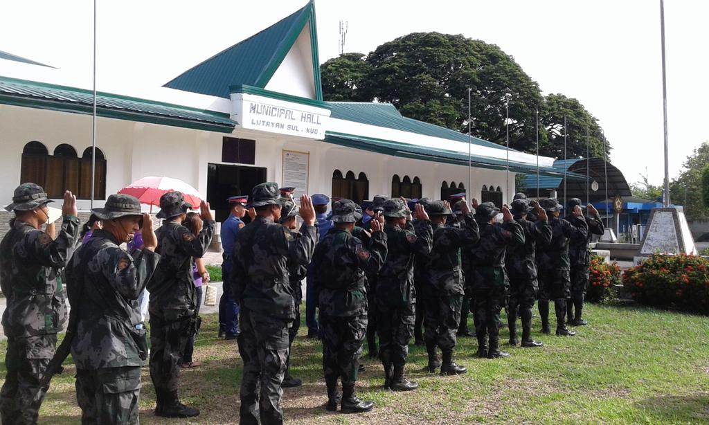 lutayanPNP's tweet photo. Monday flag raising ceremony http://t.co/Btc9oeblHf
