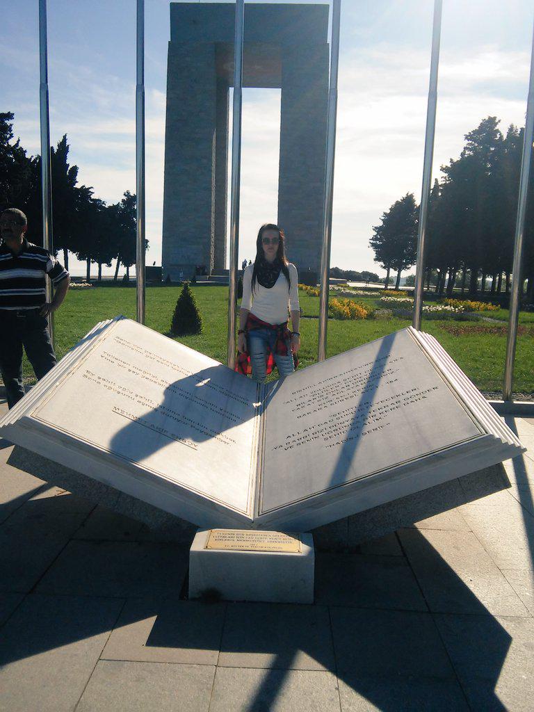 ThGizemm's tweet photo. #Çanakkale #şehitliği #Biga #TurkeyLove #TürkKızı 💕🙏❤ http://t.co/HoGKU8y7lt