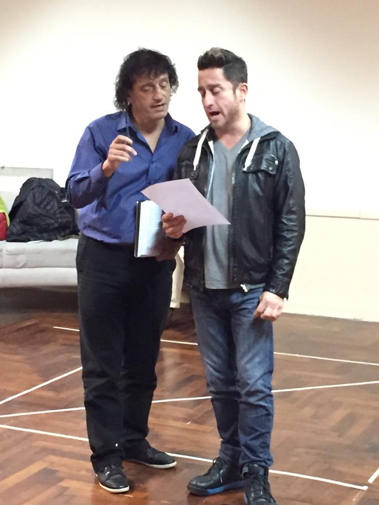 Ensayandoooo <a href="/mahlerangel/">Angel Mahler</a> y <a href="/alepakerok/">Alejandro Paker</a> <a href="/DamasySresOK/">DamasySresdelMusical</a>