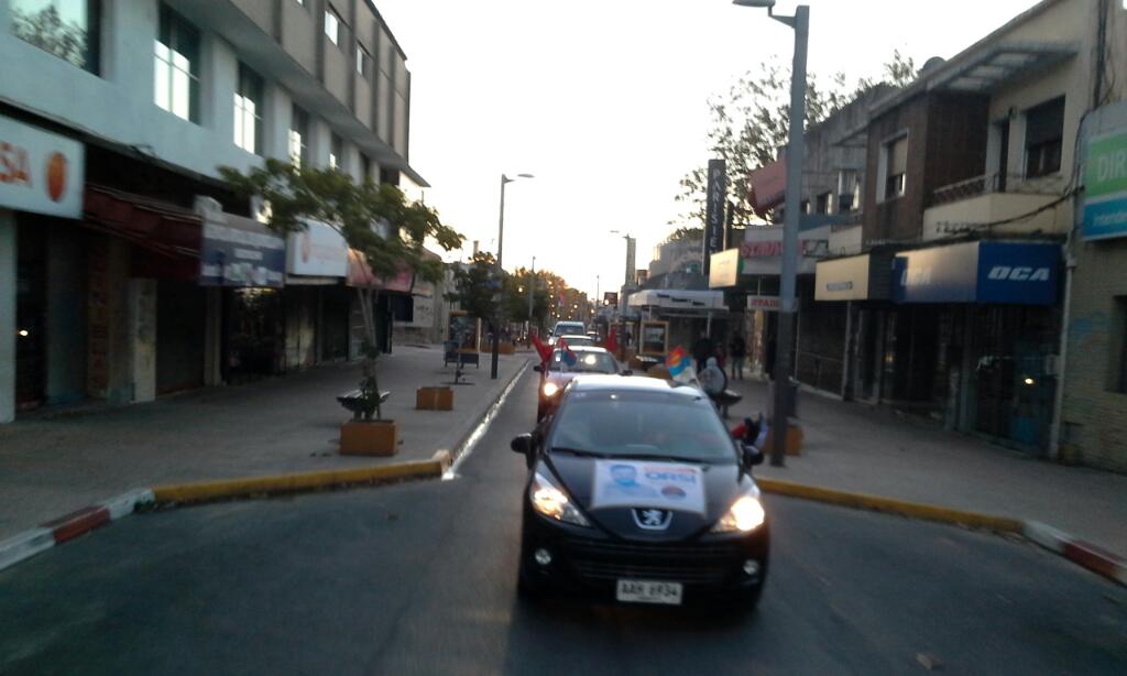 Avanza la caravana por el centro de Las Piedras.