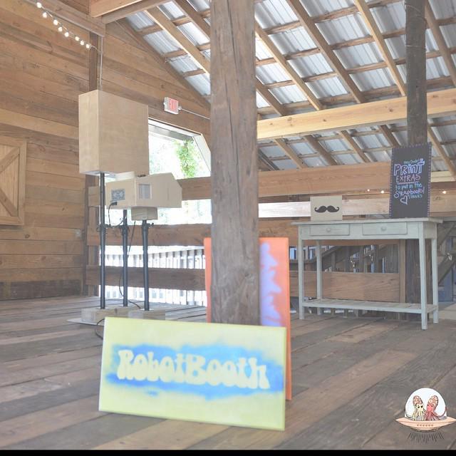 Otherbots's tweet image. Here is a photo of the back of me by @sixhearts with my guestbook table. #BabyGotBack👌 #robotbooth #faroutgalaxy #g…