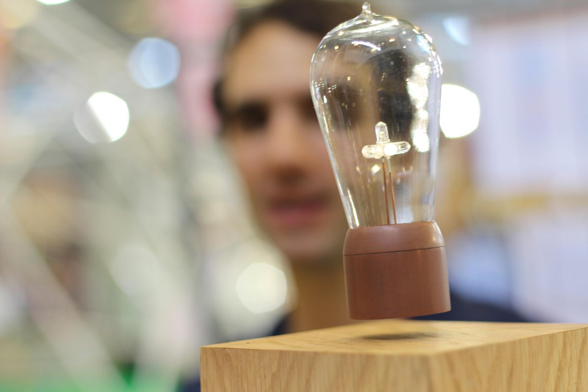 Making lightbulbs float, makezine.com/2015/05/03/mak…. #makerfaire #makerfaireparis #mfp15