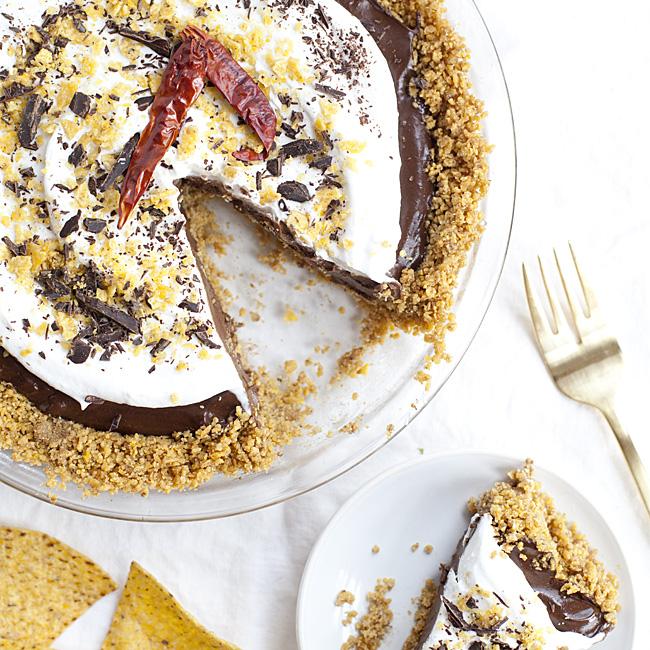 OurFourForks's tweet photo. Celebrate #cincodemayo with Mexican Chocolate Tortilla Chip Pie w/ @FSTG_Chips! http://t.co/2U1y3DM6cE #vegan #gf http://t.co/hEygip50oZ