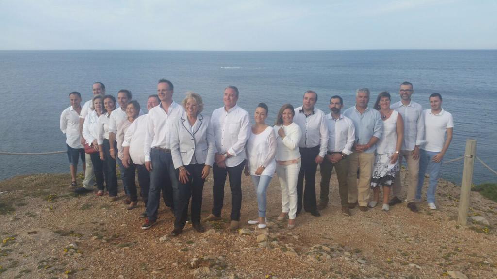 MariTroyaDenia's tweet photo. Hoy nos hemos hecho unas fotos el equipo de @CiudadanosDenia en Las Rotas. Denia pide CAMBIO http://t.co/59XATLJQuW