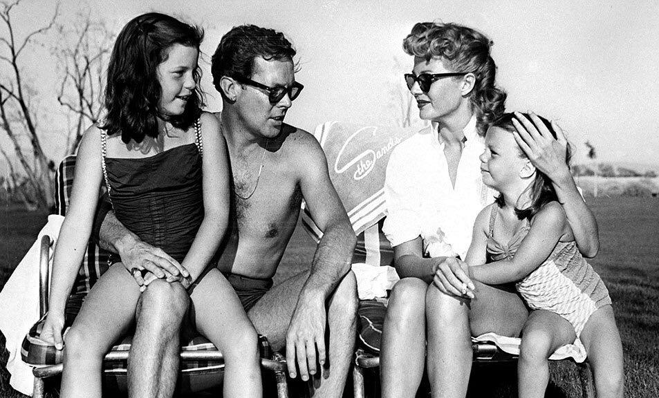 harpersbazaarES's tweet photo. Despedimos el #DiaDeLaMadre con un emotivo recuerdo a su poder feminista, por @LeticiaDolera http://t.co/Imp3x0k01i http://t.co/t6qeeU9cQ1