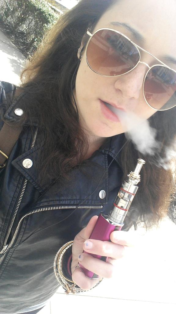 Jeneenerz's tweet photo. @GirlsThatVape #vapelife #girlswhovape #wakeup #gottaheatthevapeup 💯🔥💨 http://t.co/CLmhHuftFT