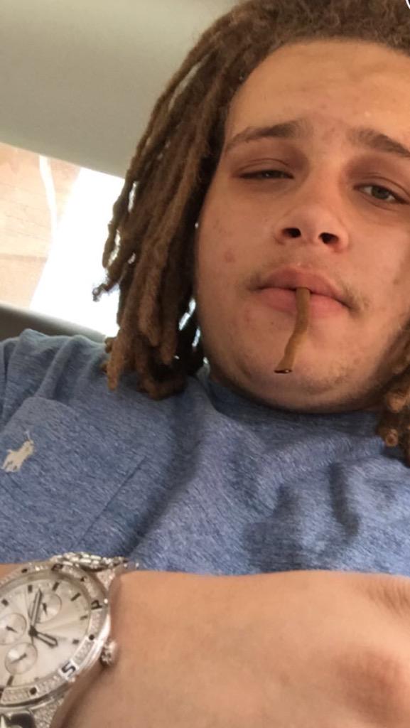 turn_up0's tweet photo. Niggas say they got purl game tho this nigga look like he smoking one of his dreads 😂😂😂😂😭😭😭😭 http://t.co/gls3BzRS2C