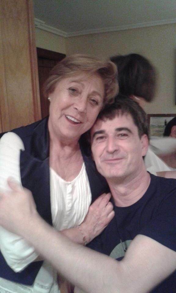 kalaportu's tweet photo. Amaren Eguna ospatzeko ez dago opari hoberik semea libre besarkatzea baino. Ongi etorri Fer! #FerLibre amarekin, gaur http://t.co/YNWn4Vzxch