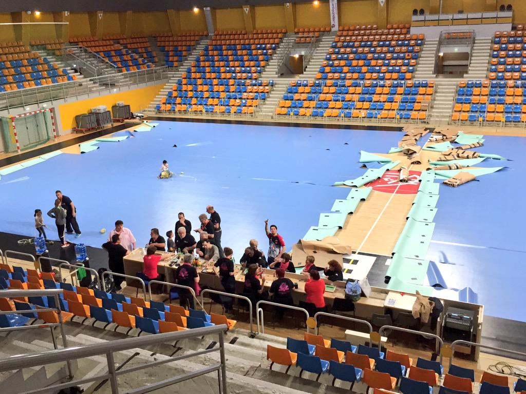 BeInAlex's tweet photo. #Handball : 23h50, Fin de la journée marathon pour les bénévoles du @FleuryLoiretHB 

#FinaleCWC http://t.co/0gD3GCDCNv