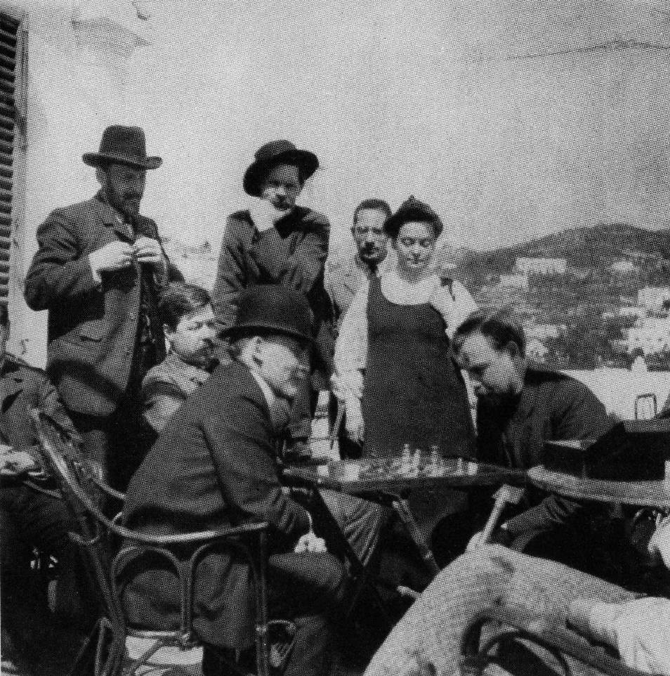 HistoryFoto's tweet photo. В.И. Ленин в гостях у М. Горького играет в шахматы с А.А. Богдановым. Капри, Италия, апрель 1908 г. http://t.co/9rXdbXheWY