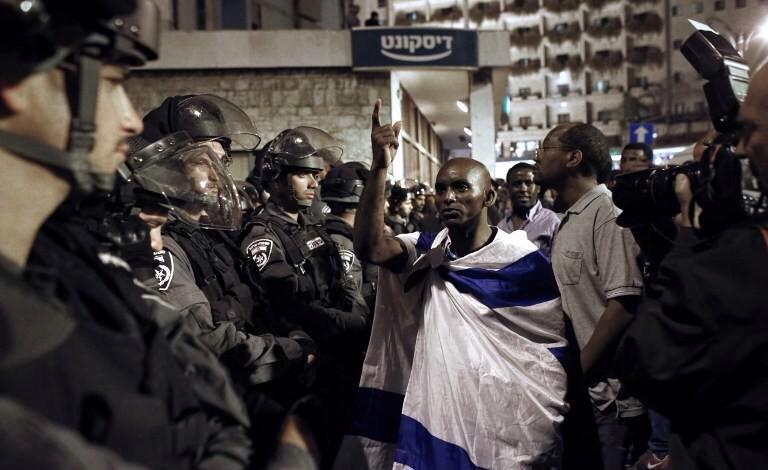 widadk's tweet photo. Manifestation contre le racisme anti-noirs en Israël qui peine à reconnaître ses coreligionnaires #BlackLivesMatter http://t.co/4ZTWAjZNq4