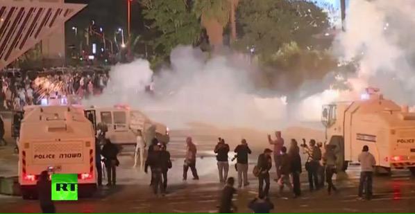 widadk's tweet photo. Manifestation contre le racisme anti-noirs en Israël qui peine à reconnaître ses coreligionnaires #BlackLivesMatter http://t.co/4ZTWAjZNq4