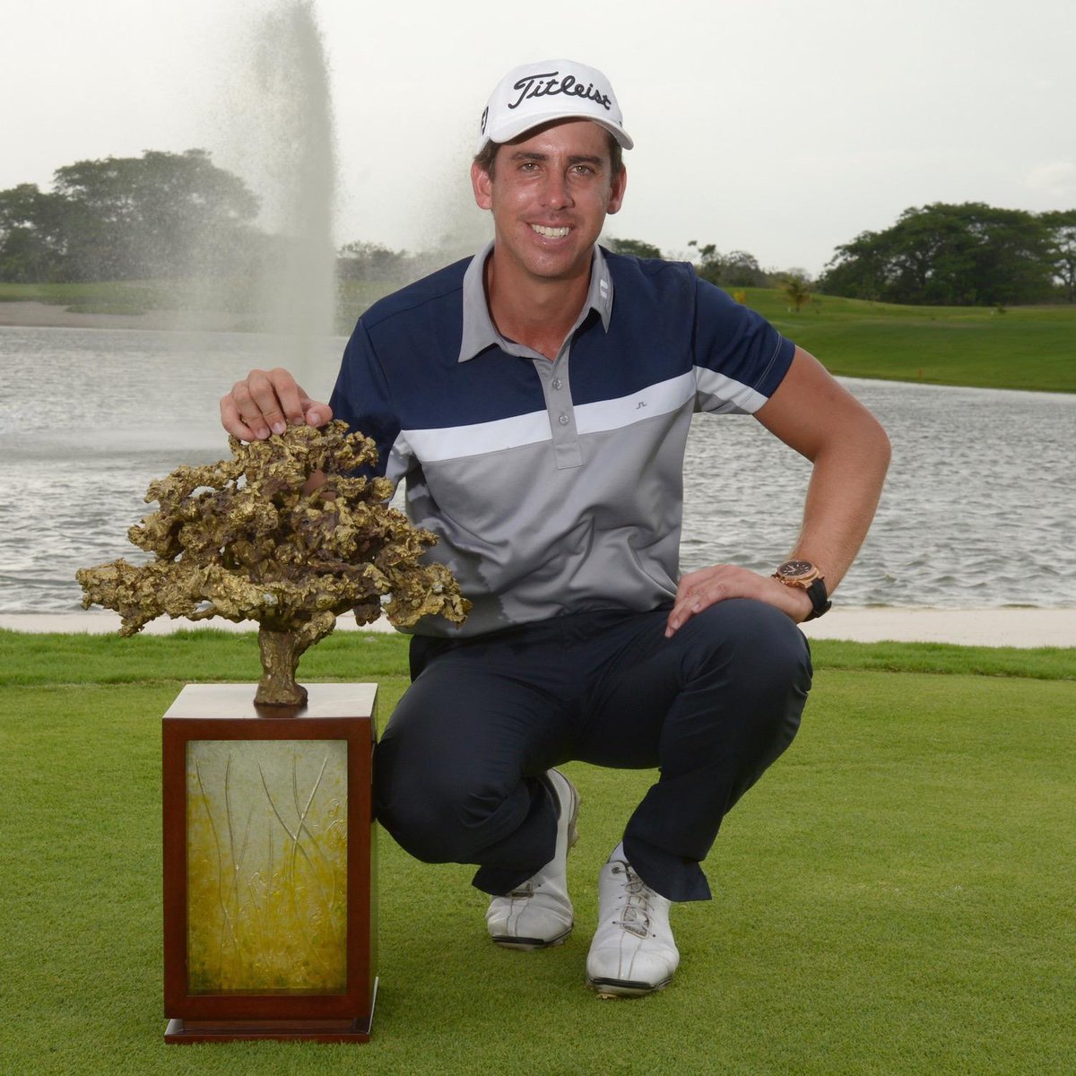 PGATAmericasESP's tweet photo. Felicidades @rodoCazaubon campeón #LexusPanamaClassic 2015 en @BuenaventuraGC. Su primer título en #pgatourla. http://t.co/Tm2mDmx6LX
