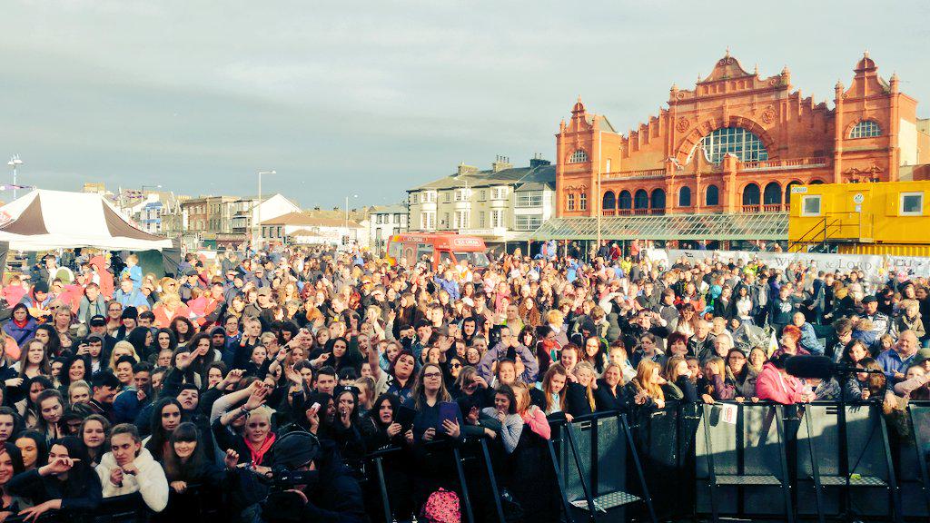 REDDNICHOLSON's tweet photo. Such an amazing crowd! Thanks again to @MCMCarnival and @TheBayOfficial for having me x R http://t.co/tZnQ4uMSrG