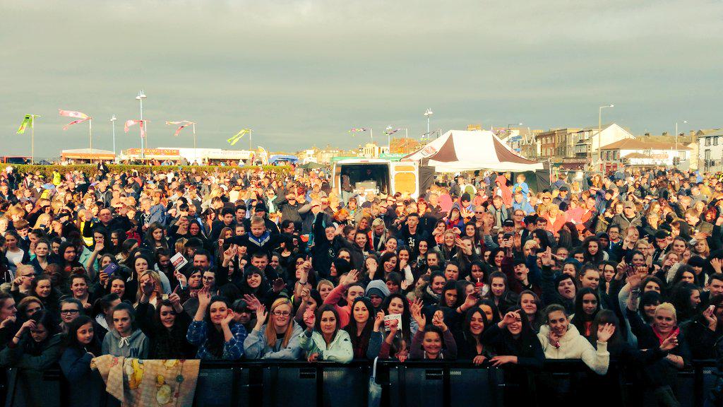 REDDNICHOLSON's tweet photo. Such an amazing crowd! Thanks again to @MCMCarnival and @TheBayOfficial for having me x R http://t.co/tZnQ4uMSrG