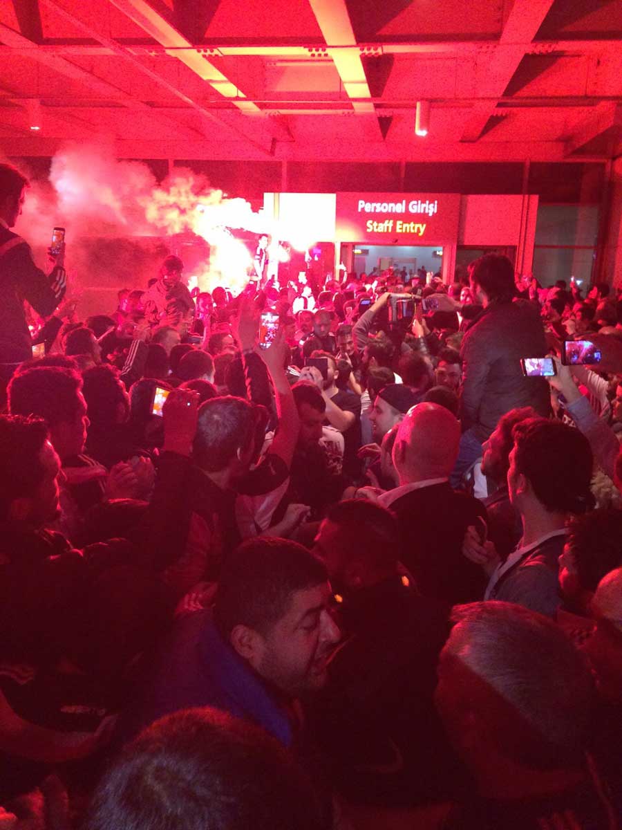 Besiktas's tweet photo. Futbol Takımımıza Coşkulu Karşılama http://t.co/SWvfIQbVru #LiderBeşiktaş #Beşiktaş #BJK http://t.co/nGah7jntW0