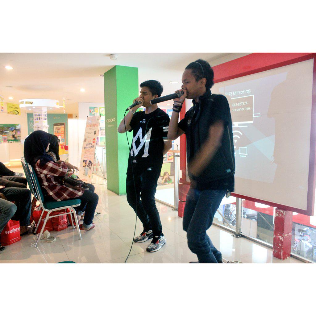 Macz_Beatbox's tweet photo. #Beatboxshowcase at @ErafoneStore | Digital Fest 2015 | Talent by : @YenzBX @FiqhiAdriansyah | Big up ! http://t.co/0PMJrpEDw6