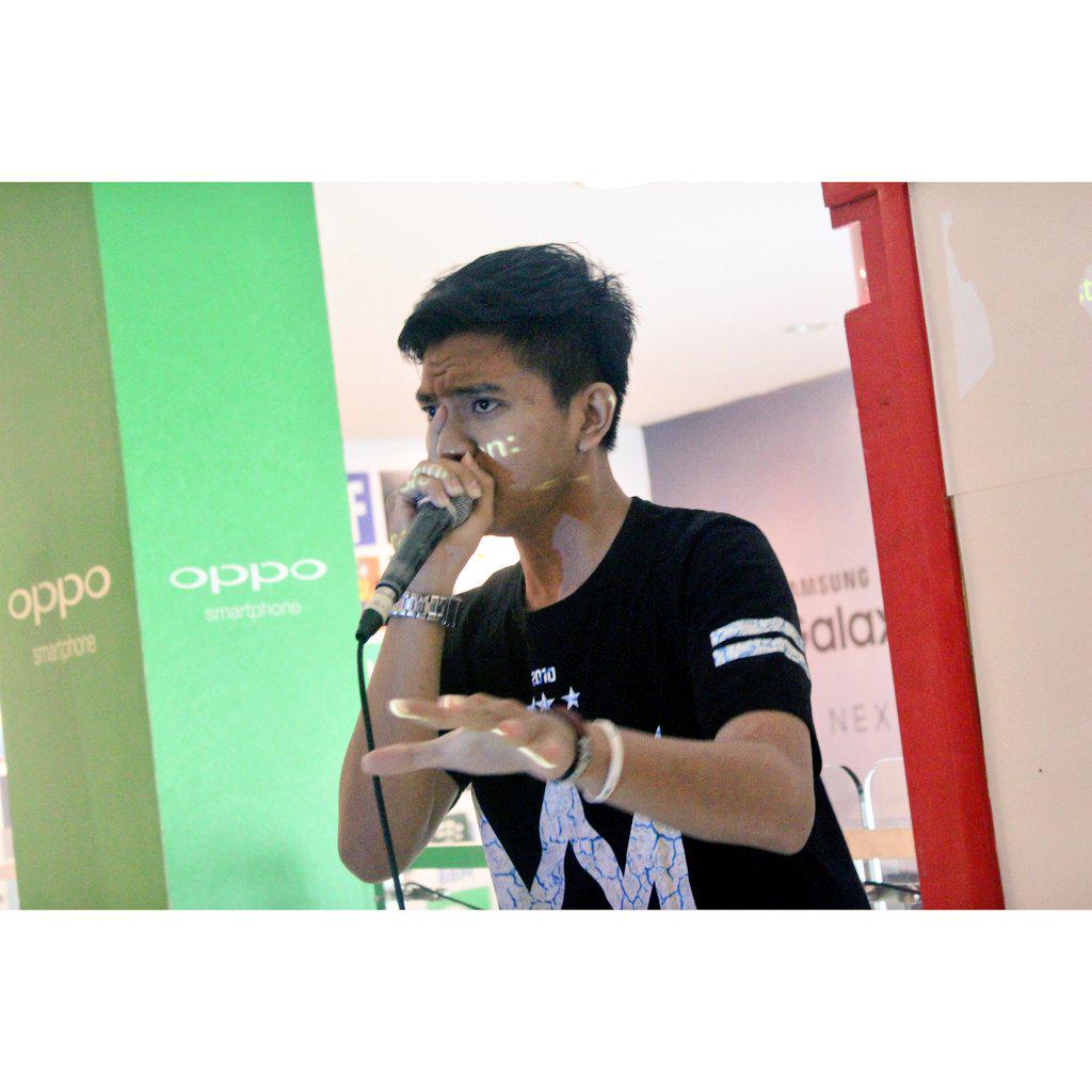 Macz_Beatbox's tweet photo. #Beatboxshowcase at @ErafoneStore | Digital Fest 2015 | Talent by : @YenzBX @FiqhiAdriansyah | Big up ! http://t.co/0PMJrpEDw6