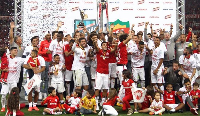 meganoticiascl's tweet photo. Aránguiz celebró su segundo título en Brasil al ganar el campeonato Gaúcho con Internacional http://t.co/D0SpzlpAAT http://t.co/Q0uyPs5Orj