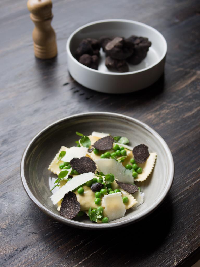 Dannypasta01's tweet photo. Hello #foodies #melbournefood starting to feel like #truffle season.working with the #trufflequeen @aussietruffles http://t.co/7lc7hMzBwM