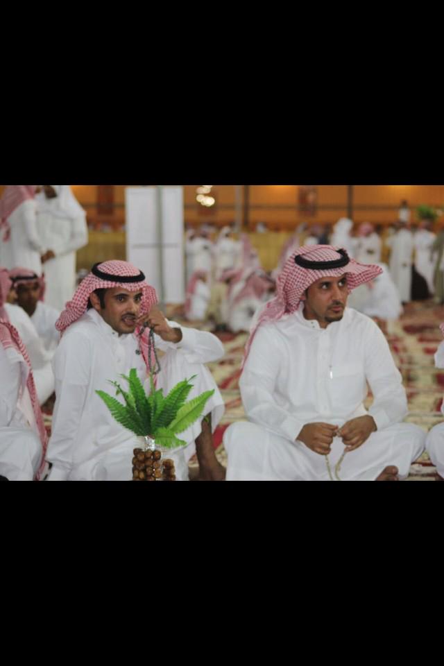 armh2013's tweet photo. الشاعر عبدالعزيز العازمي والشاعر فواز العزيزي 
 @alromh33 
#حفل_زواج_الشاعر_عبدالله_السعيدي http://t.co/xqsiIgSDrG