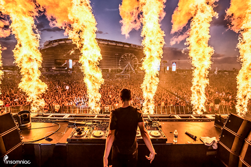EDC_LasVegas's tweet photo. Looking forward to @MartinGarrix taking on the #kineticCATHEDRAL at #EDCNY! 🌼 🎉 🔥 http://t.co/rMw44ZeCgL