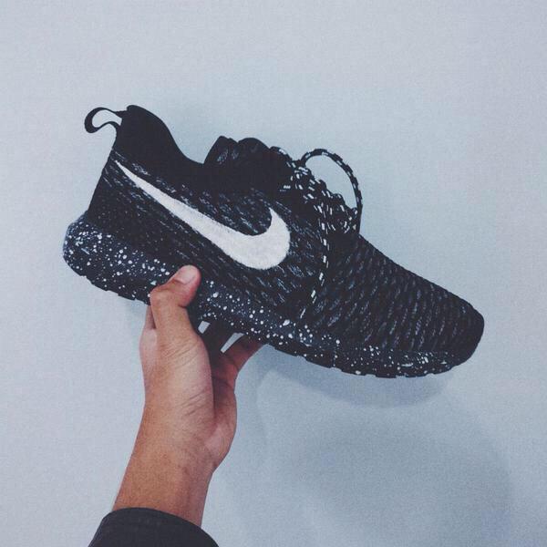 Pickyourkicks1's tweet photo. Custom Flyknit Roshes http://t.co/dJeP4KEn6w