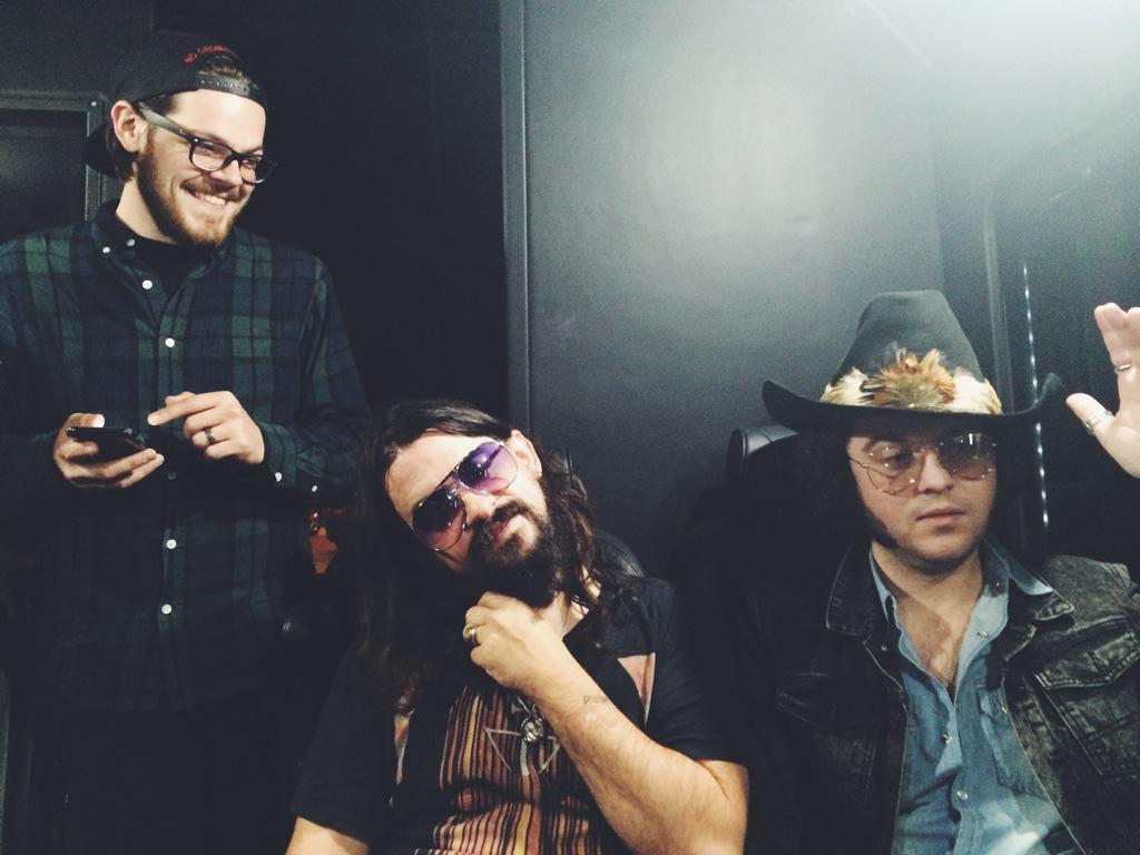 YoungMarySparr's tweet photo. THREE BEAUTIFUL ANGELS FROM HEAVEN LANDED ON A CASINO SHUTTLE @Col_JonHensley @ShooterJennings @adamtbarnes http://t.co/UM4dG7Imrt