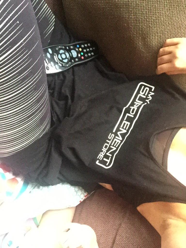 sexpotxo's tweet image. That men's XL singlet that I can wear as a dress 😂 #midgetproblems