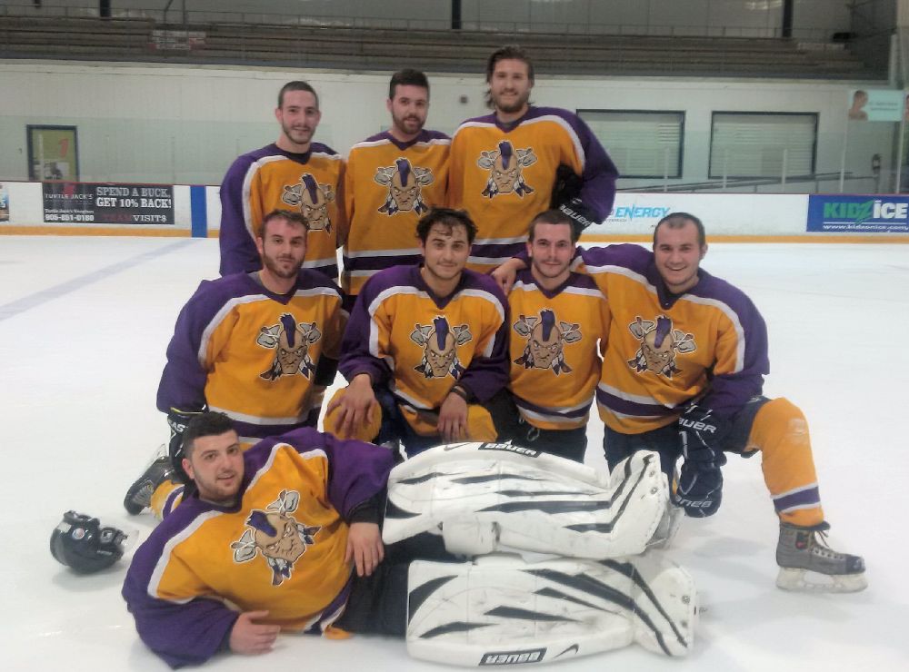 MohawksHockey's tweet image. 2nd row L-R @adgedc @robbiep27 @cdandreaa @CPolesel10. Lying down in his MAXIpads, the one and only @MikeySimone31.