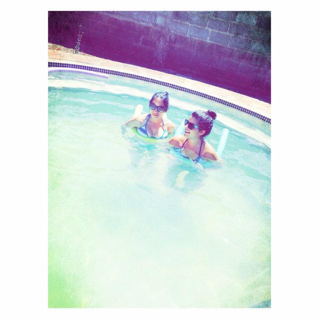 Con mi hermosa en la piscina♥. Te amo, te extrañaba.