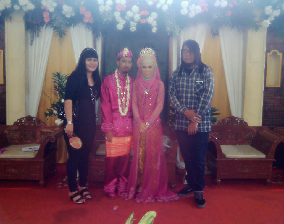 Our Guitarist Anggaspin <a href="/blecemot/">Angga Irwan</a> #Wedding on Masjid Al Barkah #Bekasi :) with <a href="/Rinsdark/">Rince K.Dewi</a> &amp; husband: @Omgrindcore