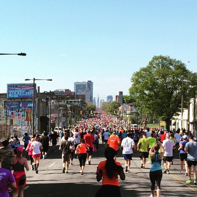lowandslowteam's tweet photo. #lowandslow #lowandslowteam #bsr #runphilly #broadstreet #run2015 #runners #runphiladelphia by lazyp http://t.co/2T8uz4ykPo