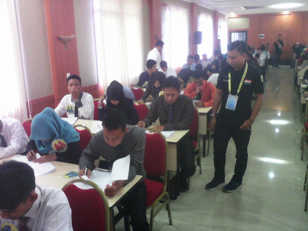 IBGBS_OKI's tweet photo. "ganteng-ganteng ngawas ujian" hahaha salam damai jang @billy_byy :D http://t.co/IJnYHI0mtk