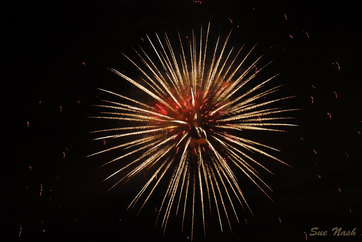 eCultureScience's tweet photo. #209energy kinetic energy(releasing the firework)>>potential energy(before the explosion)>>chemical energy(explosion) http://t.co/P0MuN1uWsN