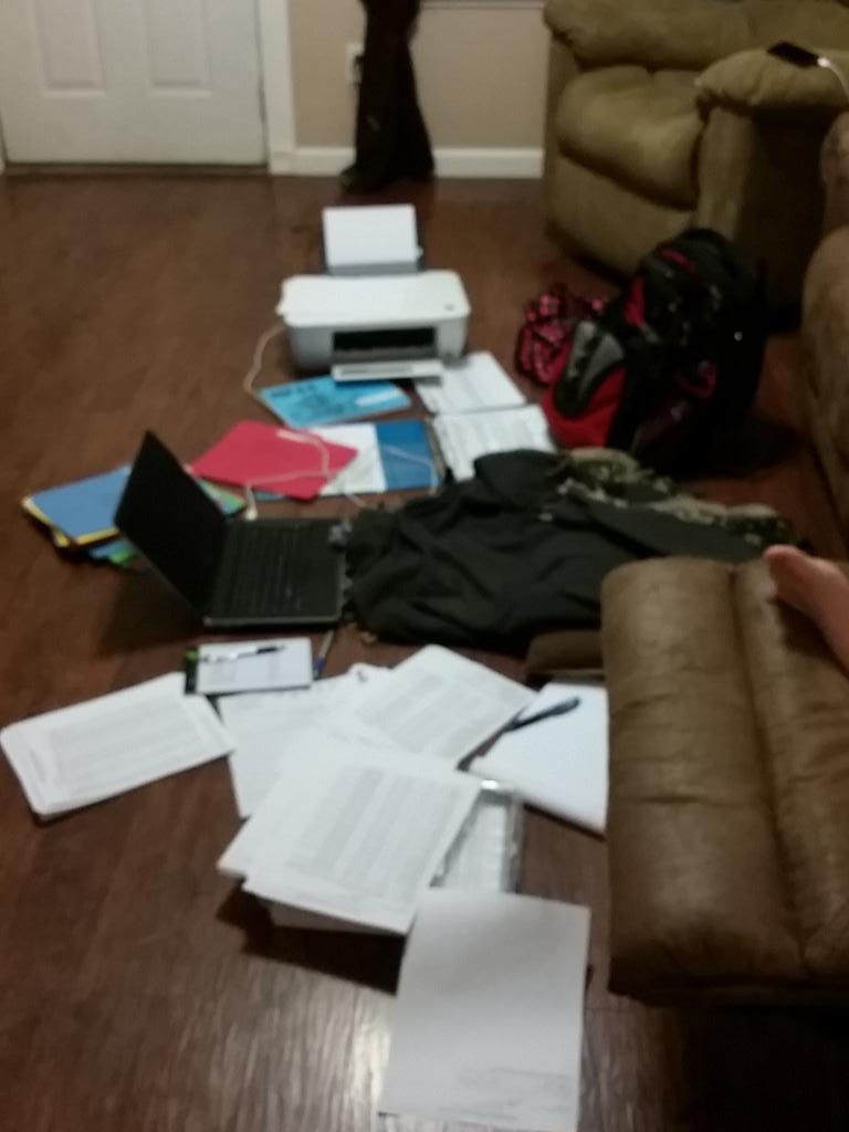 LeahCollie's tweet photo. Not exactly the best way to spend a Sunday night but this girl wants to have her stuff right! #worrywart http://t.co/arIFOY3q1o