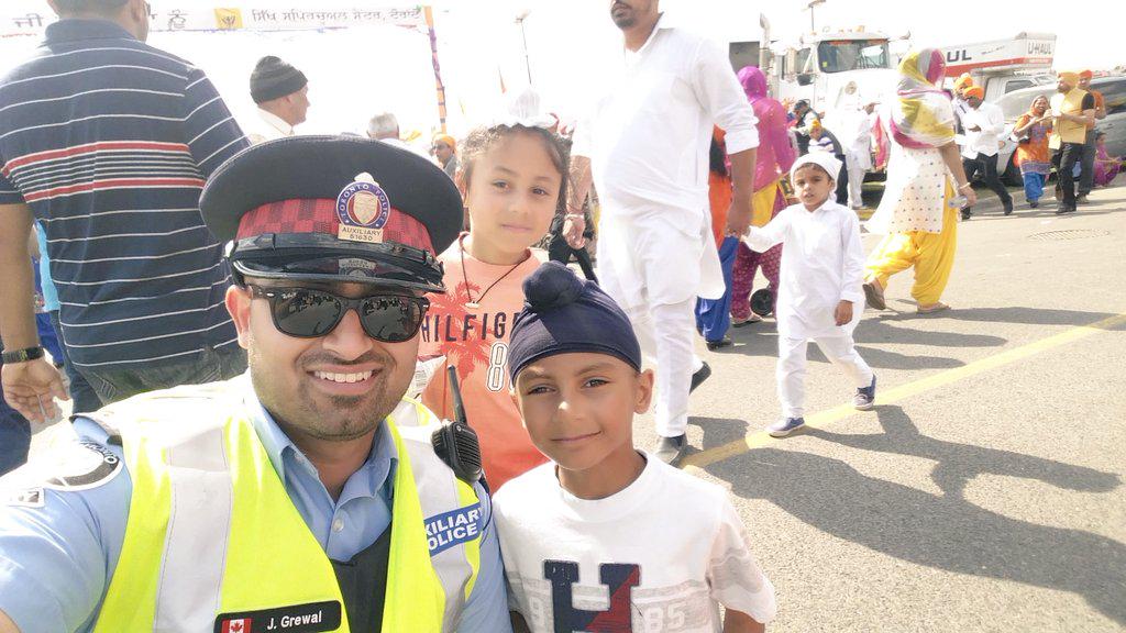 TPSAux23Div's tweet photo. Aux. PC Grewal met Shaan and Japjot today at the #rexdalenagarkirtan, he took a #selfie with them. http://t.co/xGqy4JBcQc
