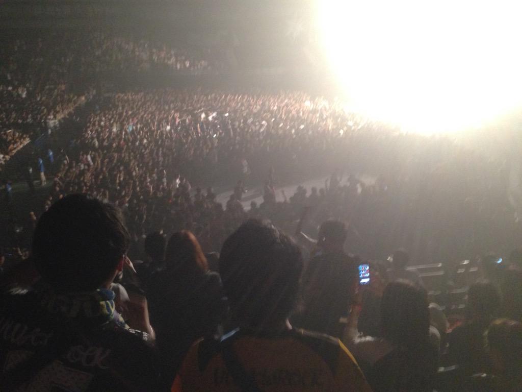 あずにゃん Twitterissa ライブでサークル作れ とか分かれろ とか動画撮って流せ とか言っちゃうのもうsimさんくらいだと思うの やーいやいやー ということで巨大サークルやウォールオブデスです 画像悪くてごめん ビバラ Http T Co Qnt7uduerq