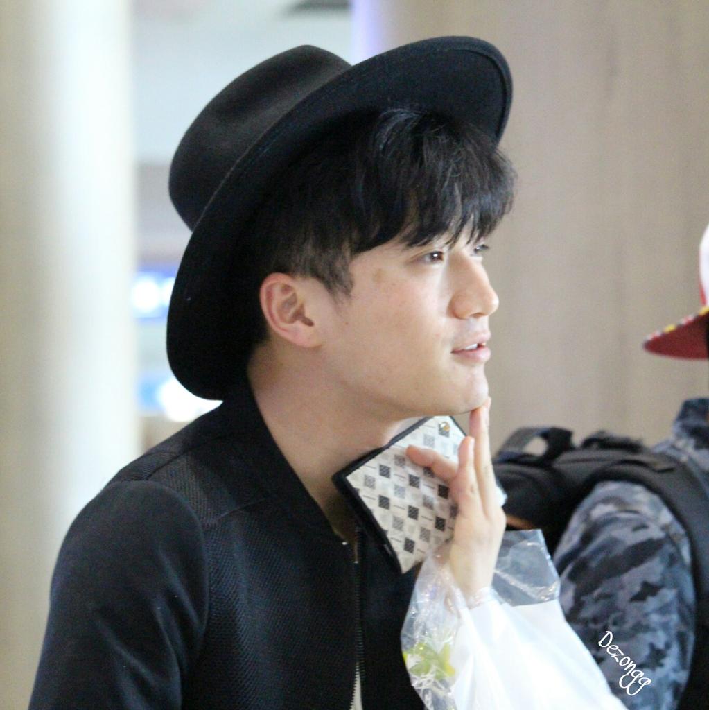 Dezongg's tweet photo. 150504 ICNairport #길준 #kiljun #キルジュン 귀여운 길준ㅋㅋㅋㅋㅋㅋㅋ 沢山のペンからソンムルもらって大人気🙋🙋🙋💘좋다~👋 http://t.co/Uno0nBq3d3