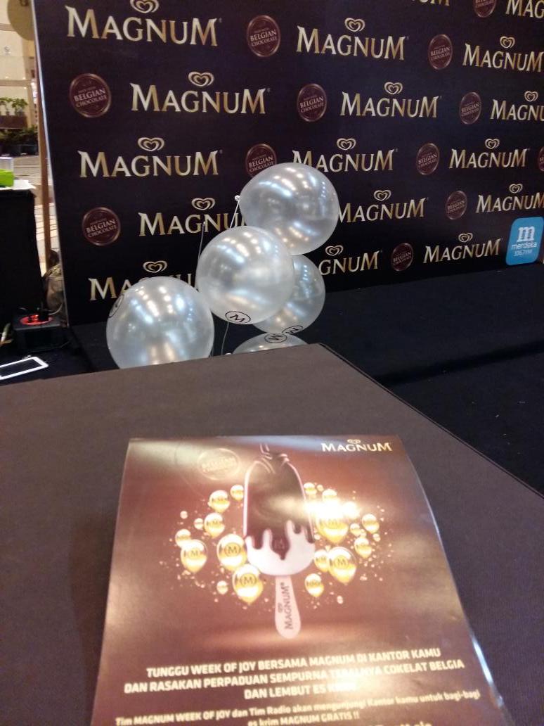 arifinbh's tweet photo. Bergegas2 karena hujan. Eh, sampe kantor malah ada bagi2 es krim. Selamat ultah @MyMagnumID @merdekafm http://t.co/Bj6atBYXVt
