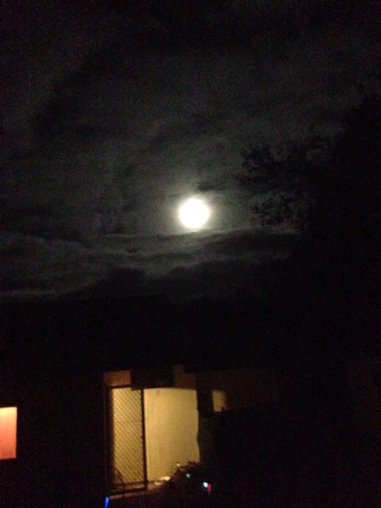 JamesGuilty's tweet photo. The moon looked pretty wicked last night. http://t.co/rYWLQGTb54