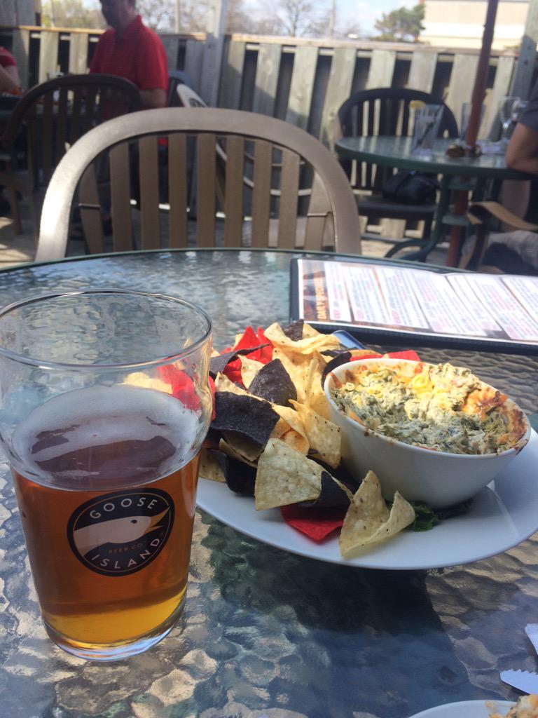 VivianLexo's tweet photo. I love summer. Patio date with @jennluong ❤️💁🏻💁🏻 and ofcourse drinking my fav beer @GooseIsland http://t.co/WNlyDzPRth