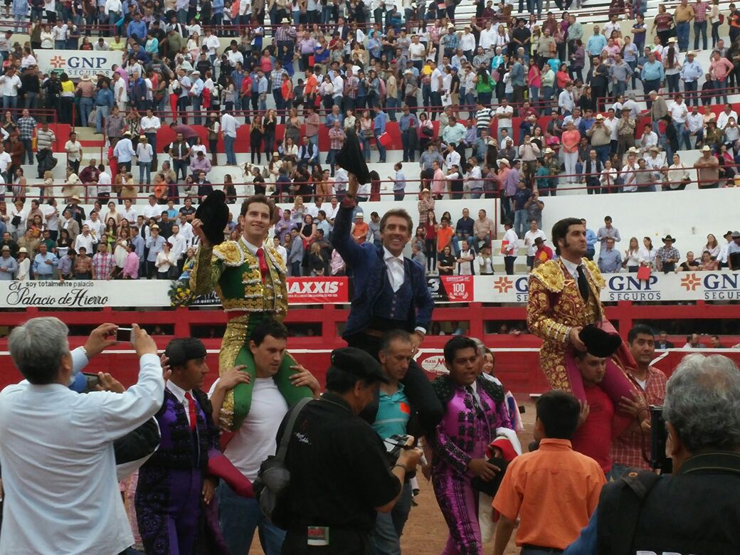 DaliaYazmi's tweet photo. Salida a hombros @TorosMonterrey @artte3 #Morante #PHDM http://t.co/SRFDlDqwIx
