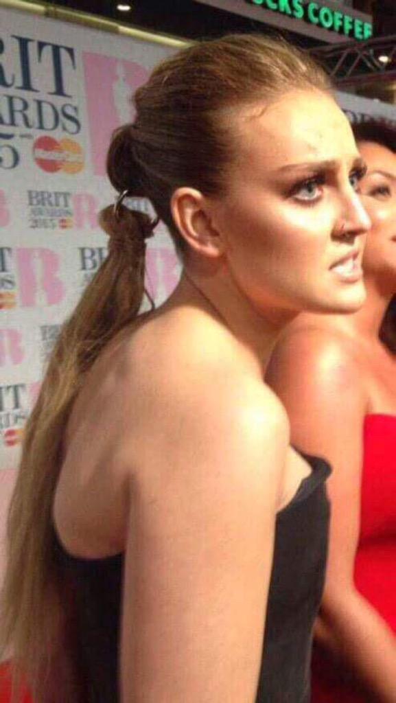 niallssmonkeyy's tweet image. Wtf is this
NICE HAIR PERRIE 😂😂 + LOOK AT THAT FACE.

#NORESPECTFORLITTLEMIX #RIPLITTLEMIX #DontMessWithDirectioners