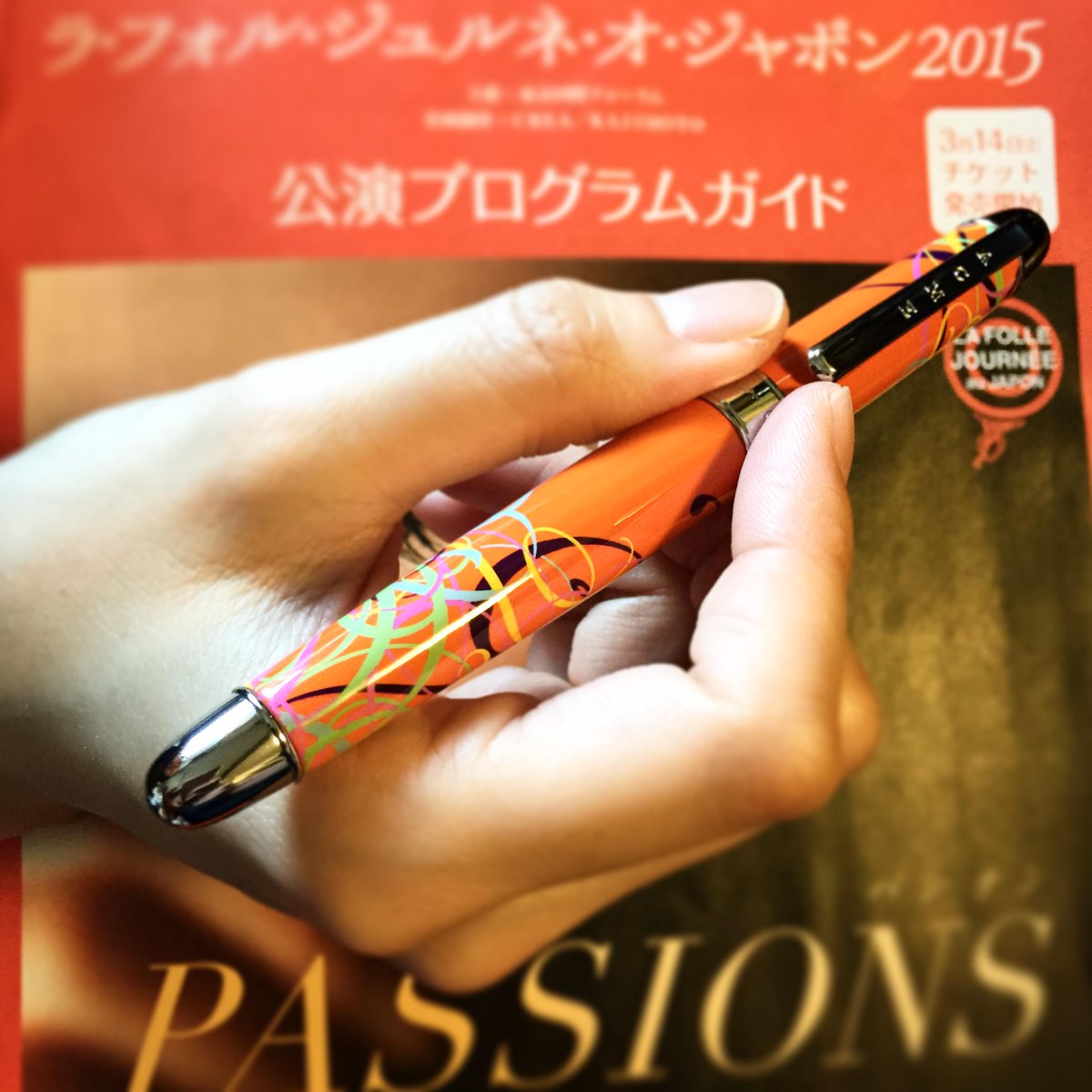 ACME_JP's tweet photo. クラシック音楽好きな方へオススメのアイテムは、オレンジ色の色遣いが素敵な「RHAPSODY」。新丸ビルワタリウムでの演奏のあとは、すぐ上４FのACME新丸ビル店へどうぞ！    #LFJ2015 #LFJtokyo http://t.co/IusjPNnrNI