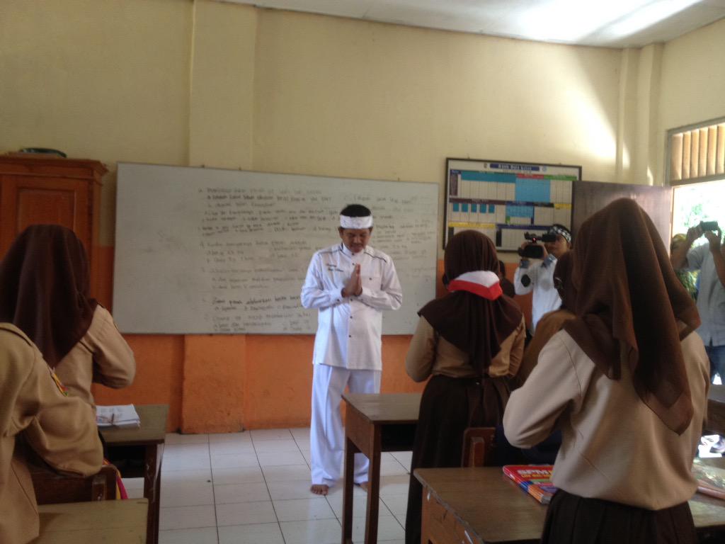 Bupati kang <a href="/DediMulyadi71/">Kang Dedi Mulyadi</a> mengajarkan dan mengenalkan salam sunda kepada murid sd di kelas.